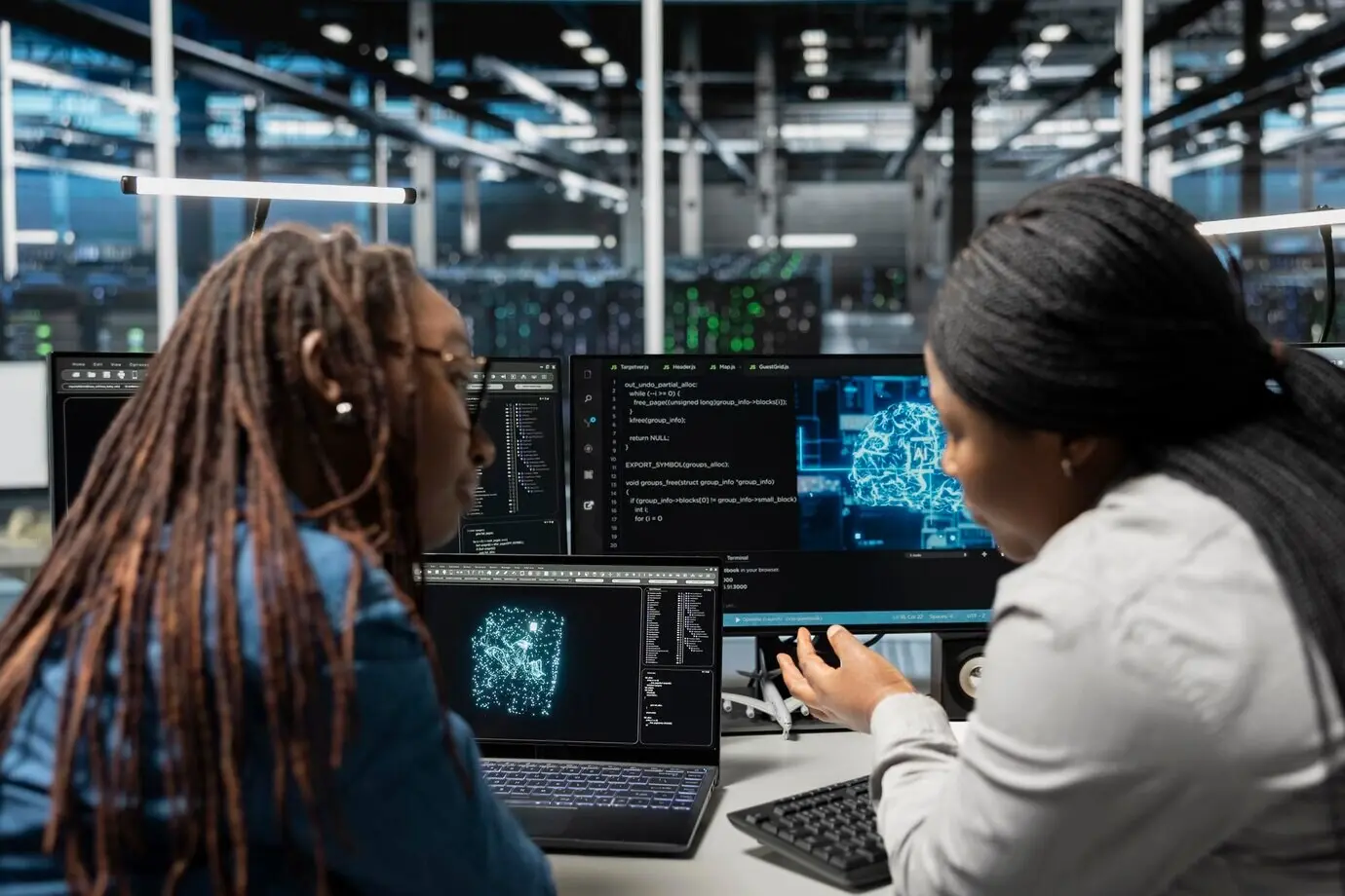 Gemeinsam arbeitende Ingenieure inspizieren ein Rechenzentrum für neuronale Netze.