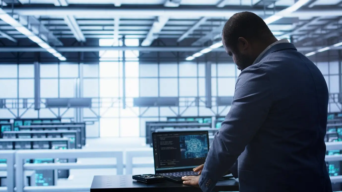 Von einem Ingenieur verwendete KI-Technologie, die das menschliche Gehirn simuliert.