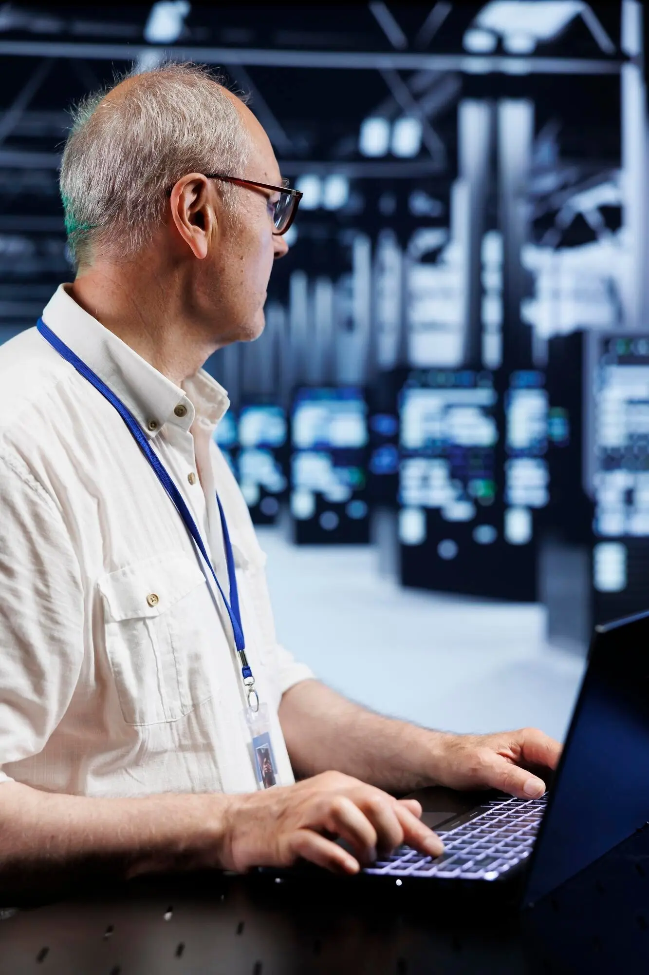 Eine Fachkraft richtet Gaming-Server ein.