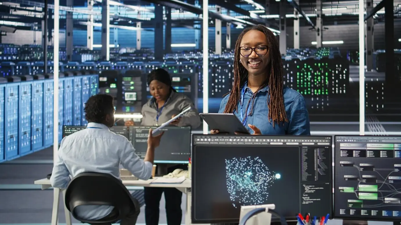 Porträt eines gut gelaunten Server-Hub-Softwareentwicklers, der eine Node-Tree-Software verwendet.