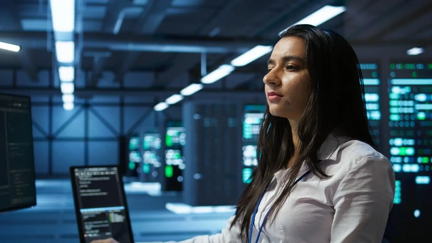 Informatiker im Rechenzentrum, der mithilfe eines Computers Sicherheitsbedrohungen überwacht.